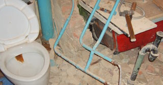 Профессиональный демонтаж перегородки ванной и туалета в Партизанске - от 559 рублей